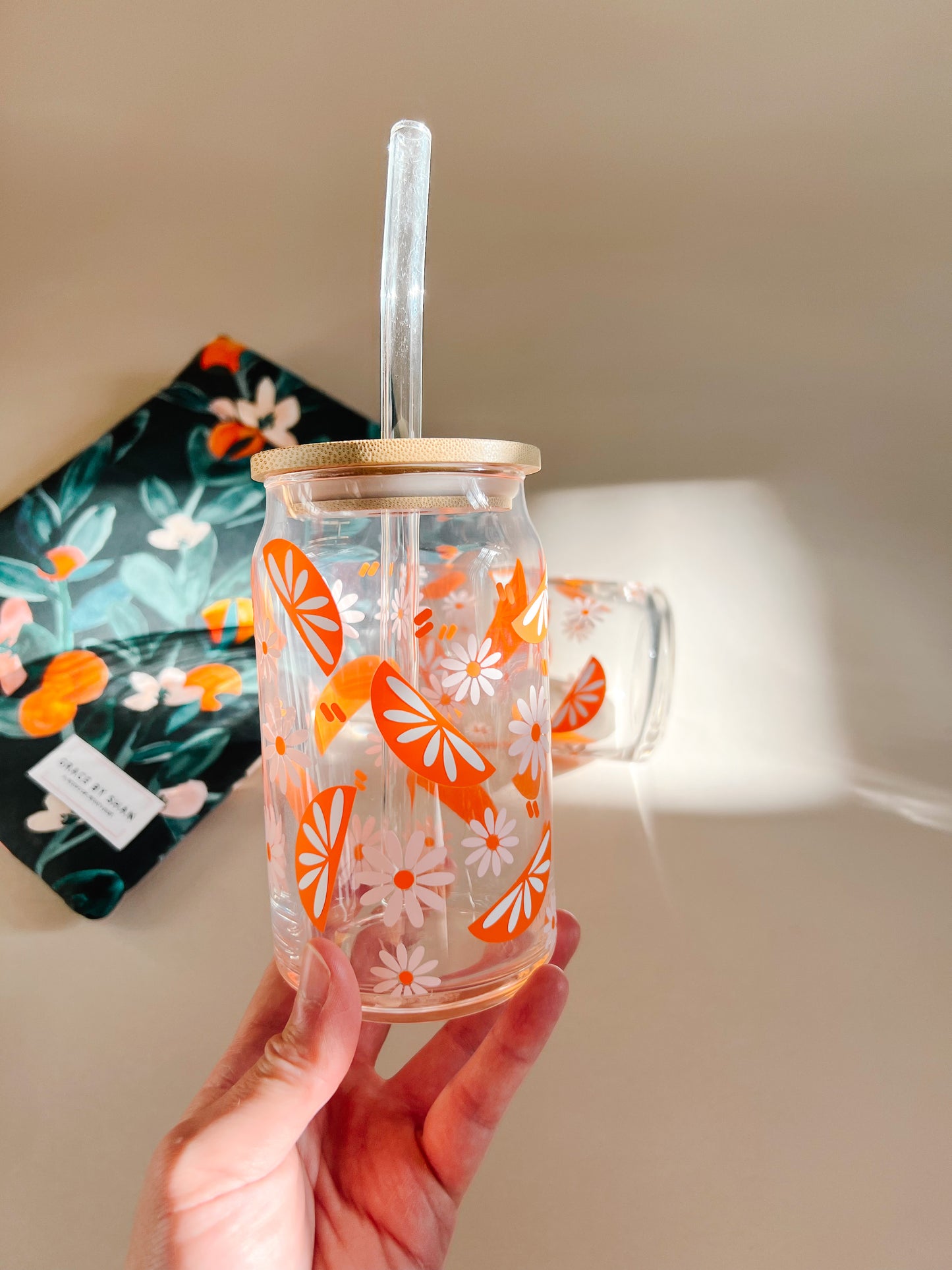 16oz glass cup with orange slices and pink daisies