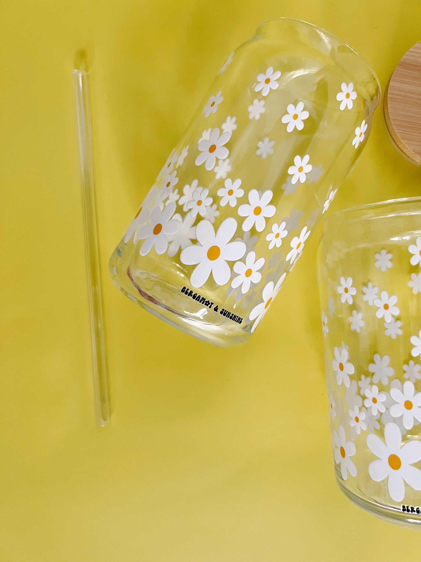 White and Yellow Daisies 16oz glass cup with glass straw and bamboo lid