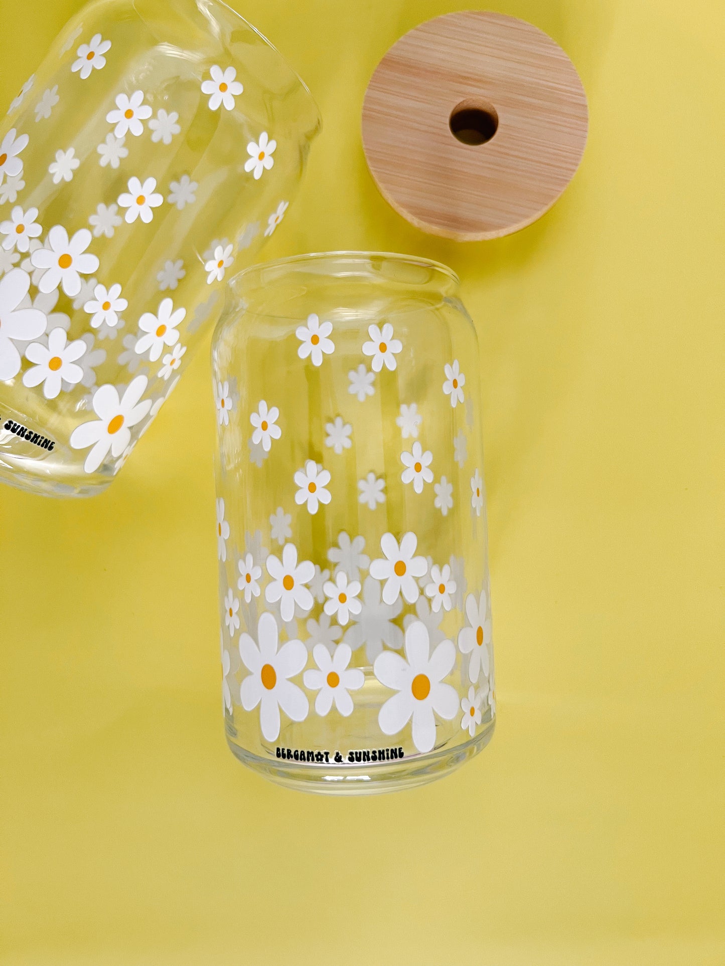 White and Yellow Daisies 16oz glass cup with glass straw and bamboo lid