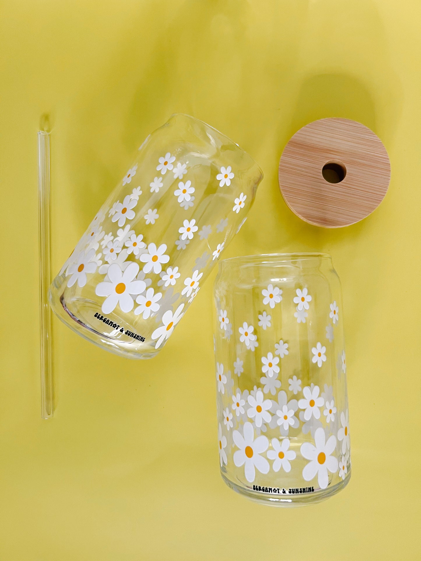 White and Yellow Daisies 16oz glass cup with glass straw and bamboo lid