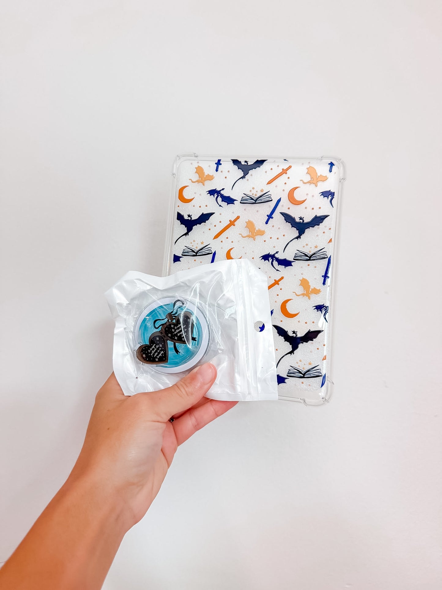 4W A Dragon Without Its Rider MagSafe Phone & E-Reader Grip – Bookish Accessory