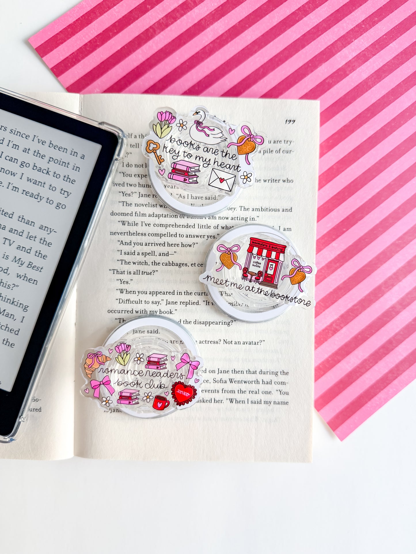 Dream Harbor - Meet me at the Bookstore Magsafe Phone and E reader Grip